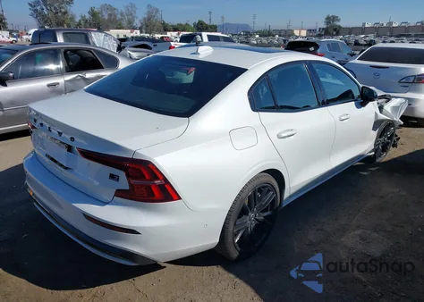 2024 Volvo S60 Recharge Plug-In Hybrid T8 Plus Black Edition z USA, uszkodzony, nr VIN 7JRH60FH5RG301321